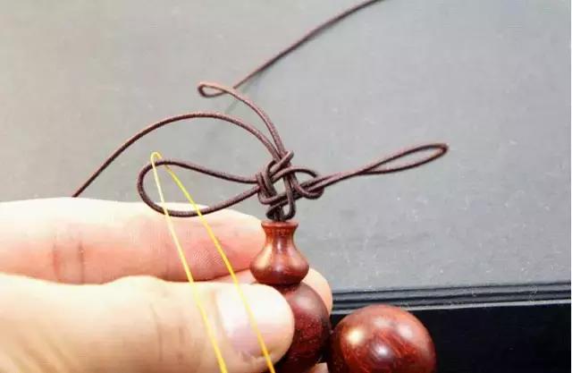 单绳隔珠打结视频教程,手串伸缩加珠绳打结法