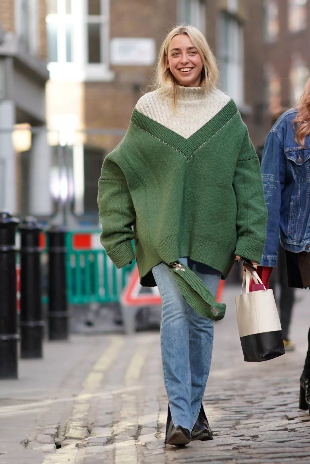 秋冬v领毛衣怎么搭配好看,什么颜色的v领毛衣比较百搭