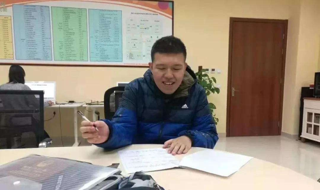 25岁自闭症青年工作,自闭症小伙走出阴影