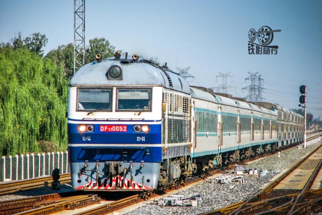 铁影车,东风11型内燃机车照片