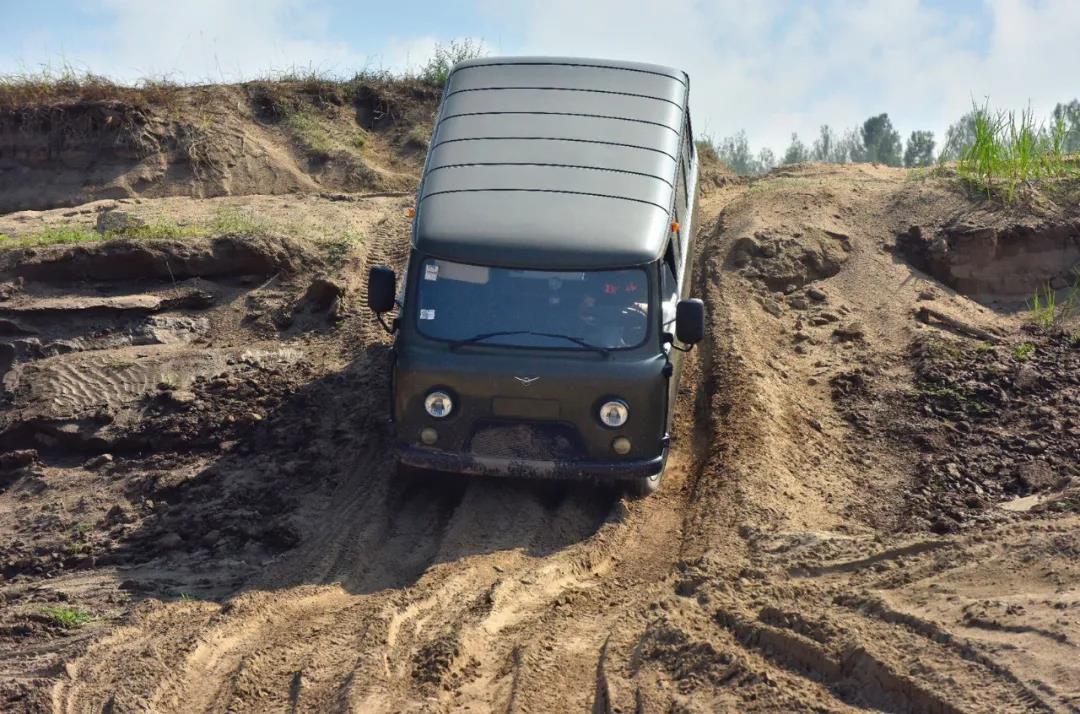 忘了三菱得利卡吧，我开“越野小面包”给你治肾结石