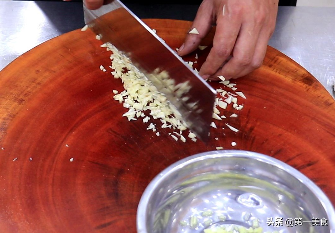 蒸鱼时料酒怎么放,蒸鱼前这么做又鲜又嫩不柴不腥