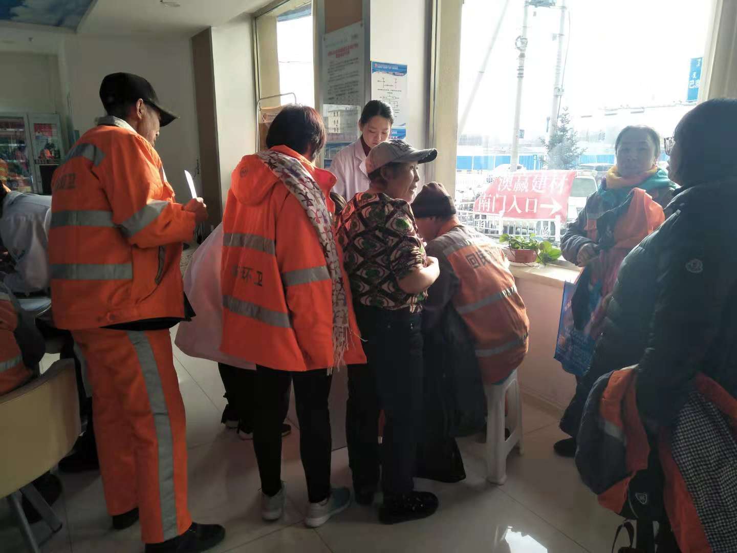 回民区环卫局联合凯霖耳鼻喉医院为环卫工人免费做健康检查