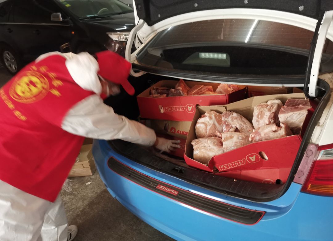 每切一块冻猪肉，就像下了一场猪肉味儿的雪…