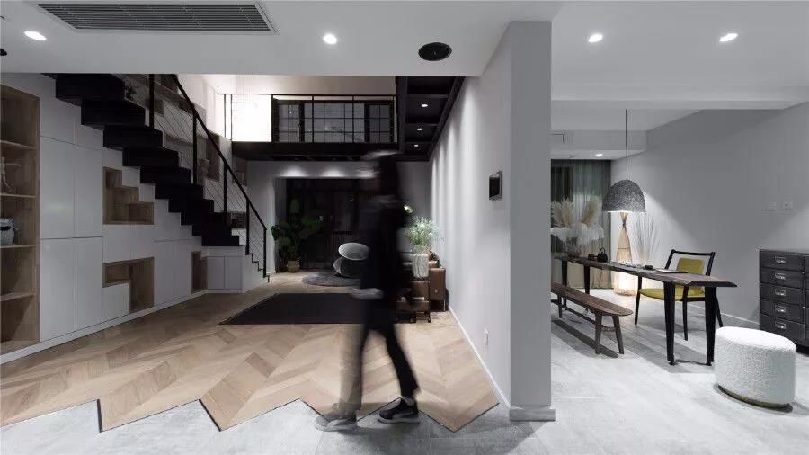 330㎡跃层，还附带阁楼，难怪朋友说像别墅，太大气了！尤其客厅