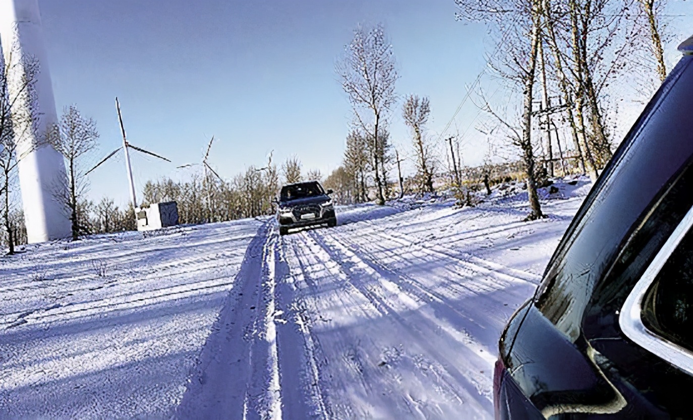 遇到雪天打滑怎么开车,雪天打滑打方向技巧