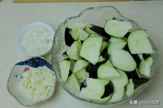 茄子肉段怎么做才能让茄子不油腻,油淋茄子怎样看起来不那么油腻