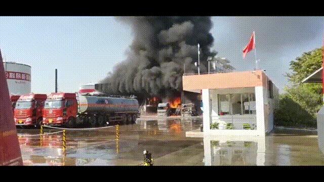 油罐车发生火灾消防员赶到现场,油罐车着火现场刺鼻消防快速处置