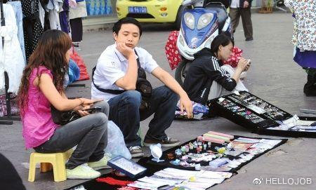 干货摆地摊卖什么最吸引人,开豪车摆地摊卖干货的技巧