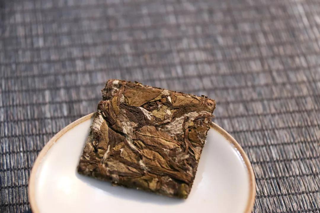 福鼎白茶寿眉小片,福鼎小方片老白茶寿眉汤色