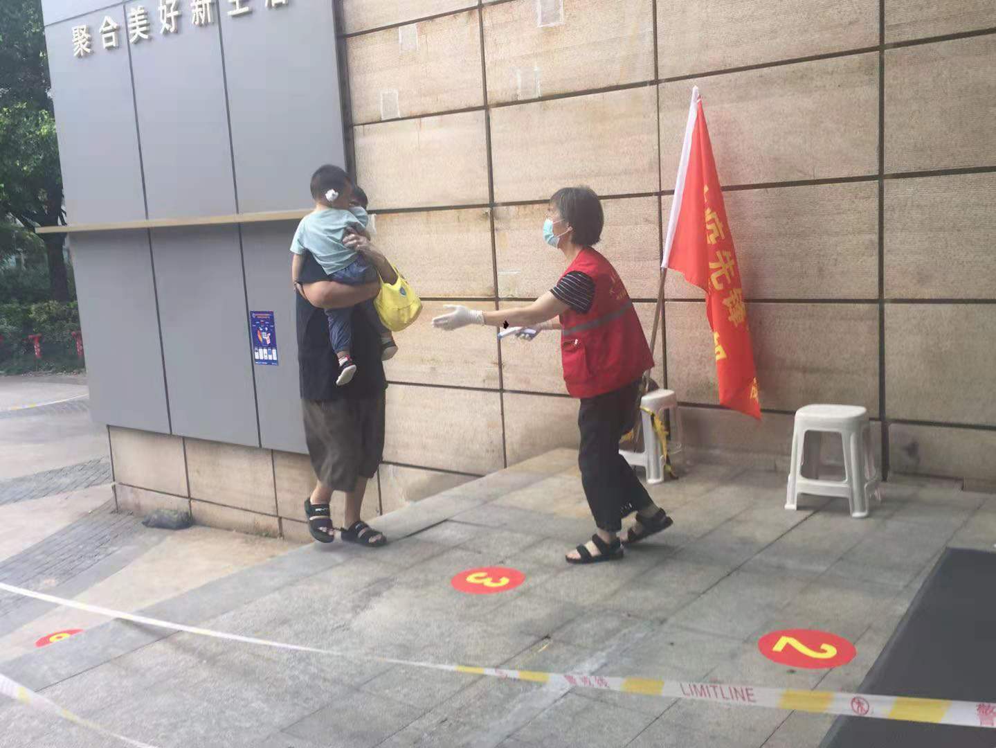 区街新闻|70多幅照片记录世茂滨江社区辖内志愿者,南京感谢你们