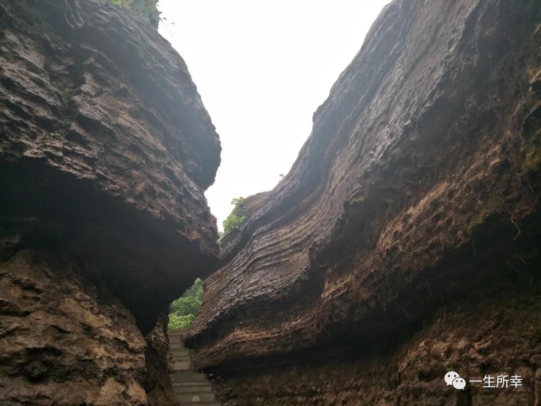 一川碧水,一川碧水一重山