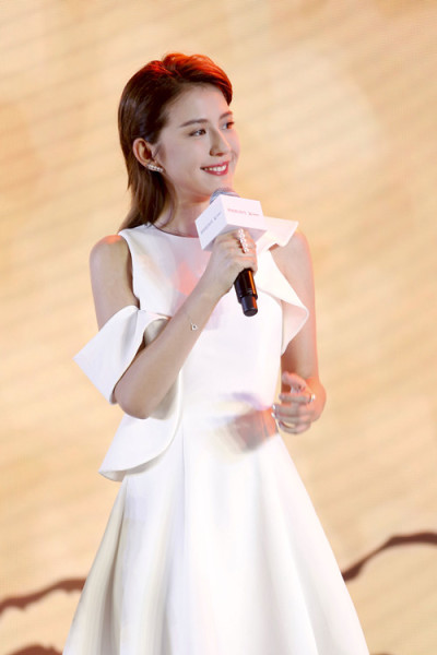 15岁就当《瑞丽》封面女郎，却被老师否定，沉寂10年再度翻红