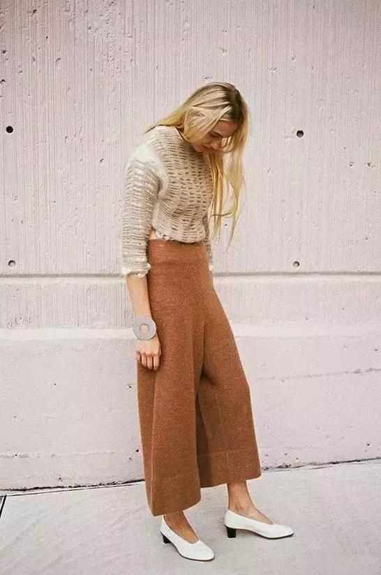 今年流行的奶奶鞋怎么搭配才好 (今年新流行奶奶鞋洋气百搭显高挑)