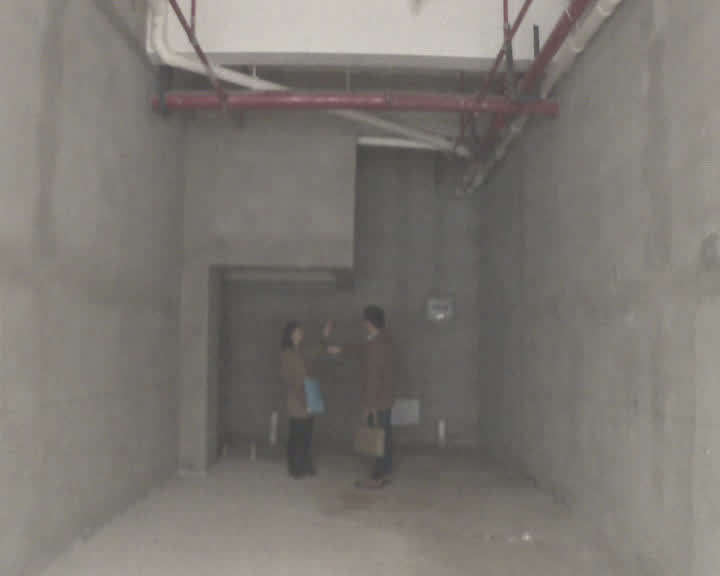 宝龙你赔我门面房,花89万买的,一开门头顶上这是啥?