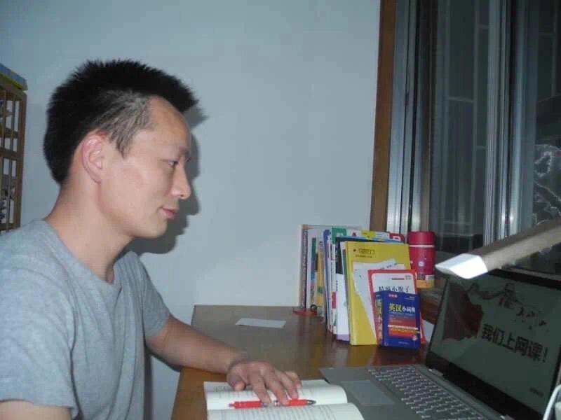 华侨城中学线上*党**旗红，*党**员示范当先锋