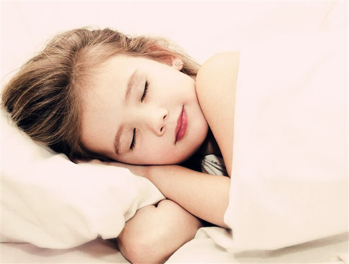 熟睡婴儿被大声吓醒会有什么影响,熟睡中小孩被打醒