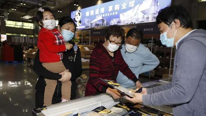 3500余种进博会同款商品五五折起？价目表记者拍下来了……