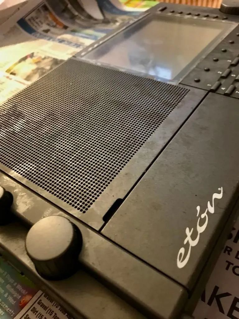 「火腿维修室」拯救一台老式EtonE1收音机,解决橡胶涂层粘手问题