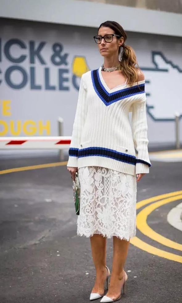 V领毛衣浪漫柔美，get这3种搭配造型，轻松穿出“天鹅颈”