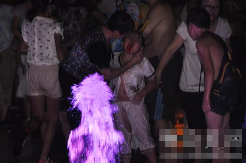 男孩喝碳酸饮料瓶爆炸,一小孩被喷泉水柱冲起