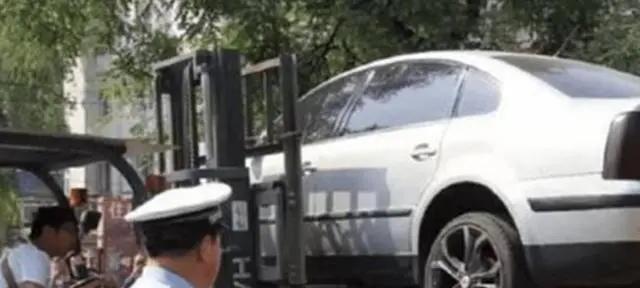 花2000块钱买一辆夏利，一放就是3年，车主：就是为了堵他