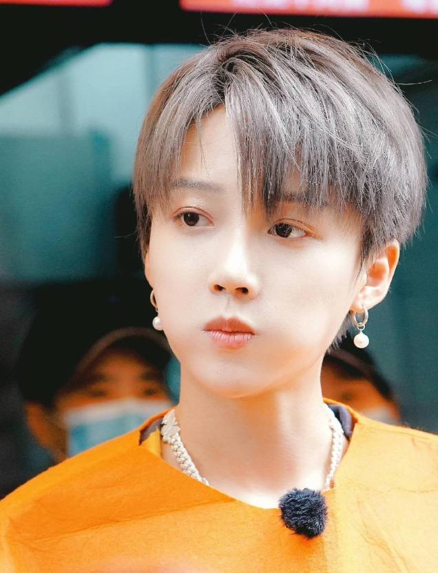 刘雨昕脸上有白点图片,刘雨昕脸上出现白点