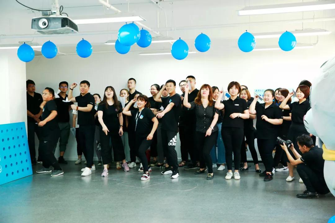 只有越来越强大才能越相信童话,只有越来越强大才能越战越勇