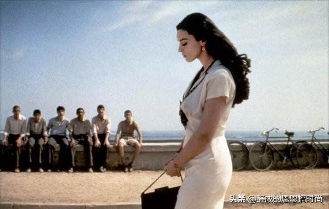 莫妮卡才是“性感女神”，56岁身材依然出众，气质犹存