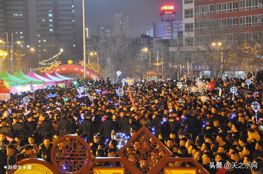 甘肃天水数万民众“上九朝观”祈福纳祥争烧头柱香!(组图)