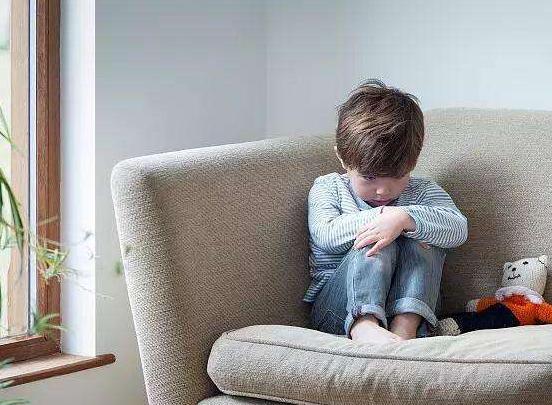 孩子对妈妈说“我好难看”，妈妈怎样回应才是高情商的做法？