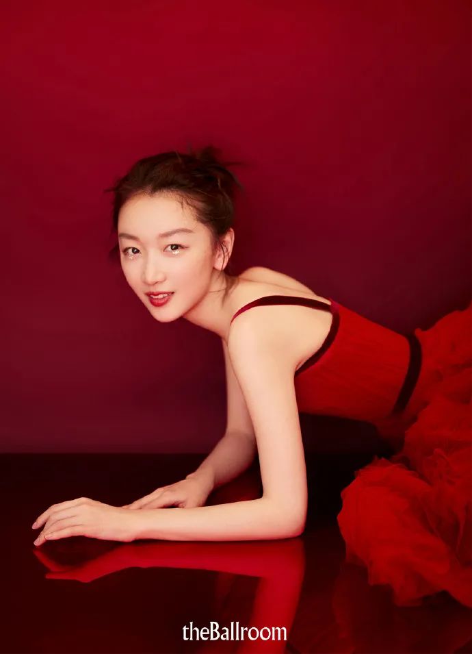 春晚时尚图鉴：热巴杨幂的红裙、王菲刷碗手套和董卿李思思的口红