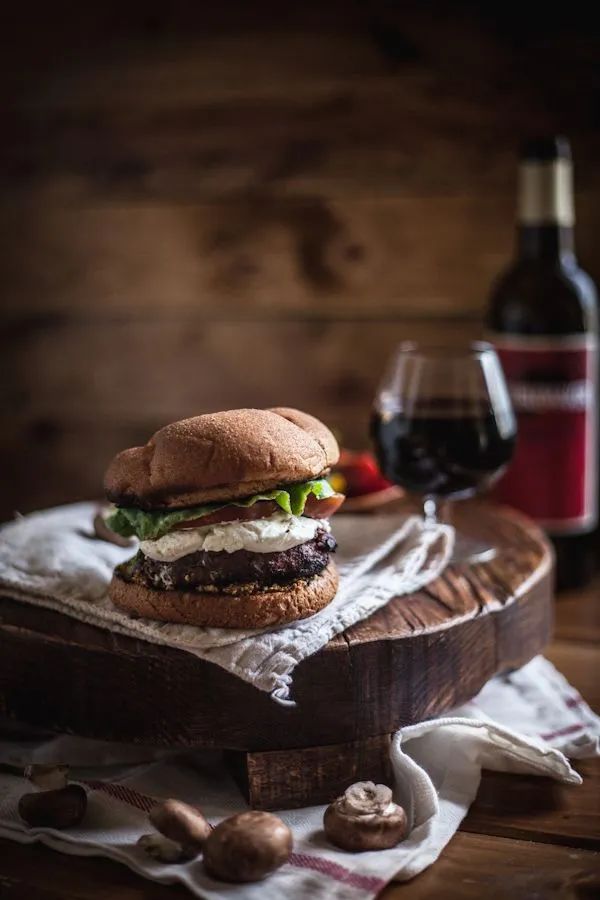 想要汉堡更好吃?赶紧搭配一杯葡萄酒!|富隆酒业