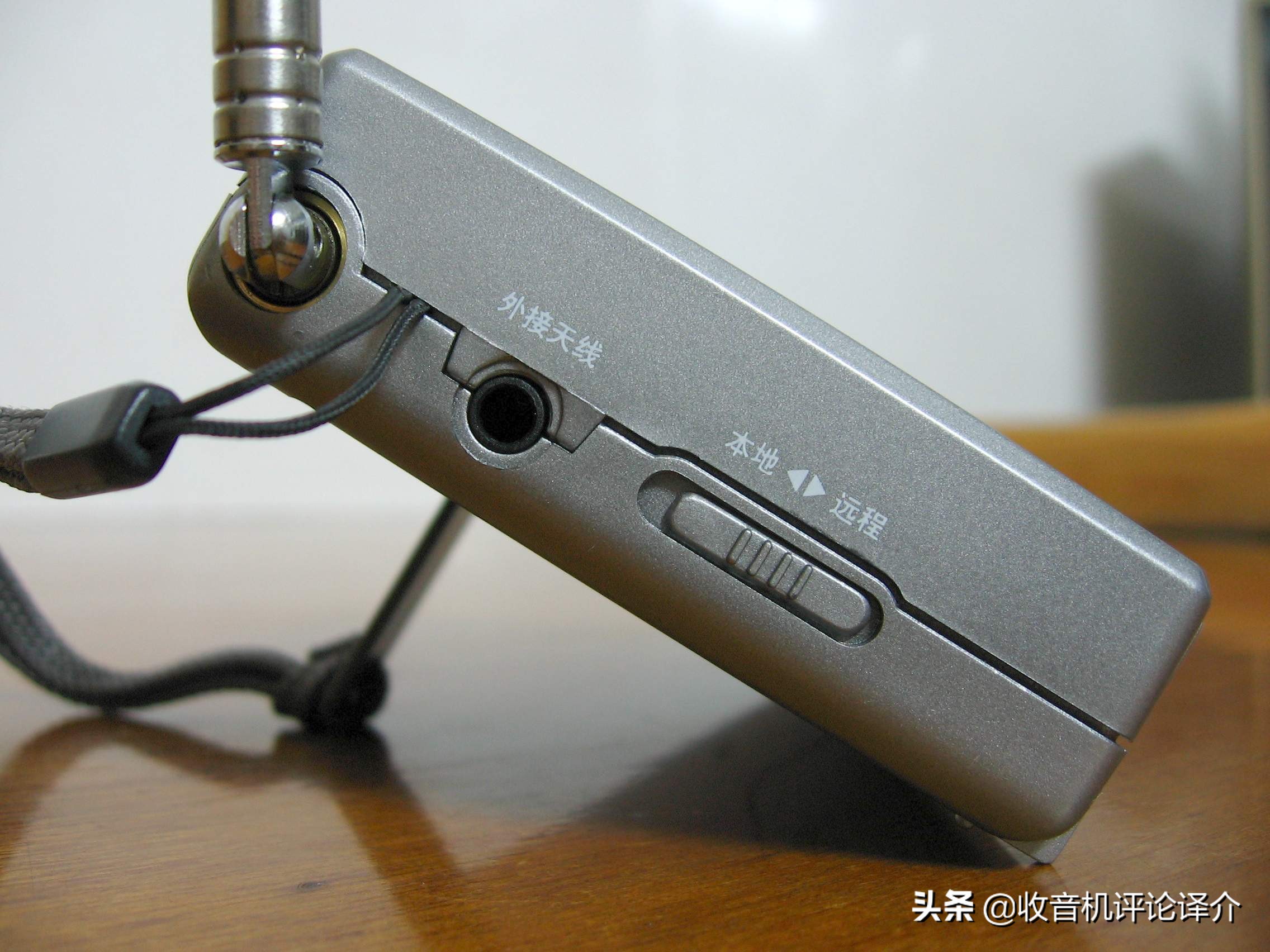 特别小的收音机怎么打开,带插卡和天线的收音机