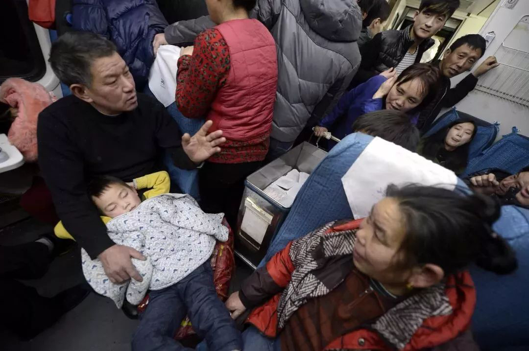 高铁买站票可以坐在过道上吗,站票可以去卧铺过道坐会怎么样