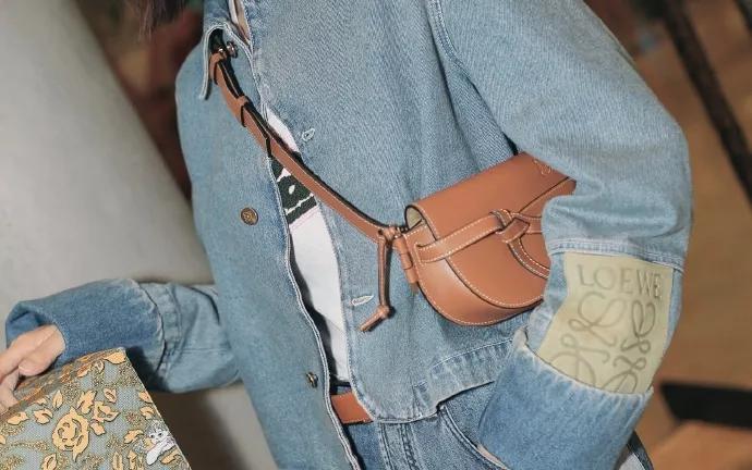 最新款的腰包简单一点,斜挎腰包最值得入手的大牌