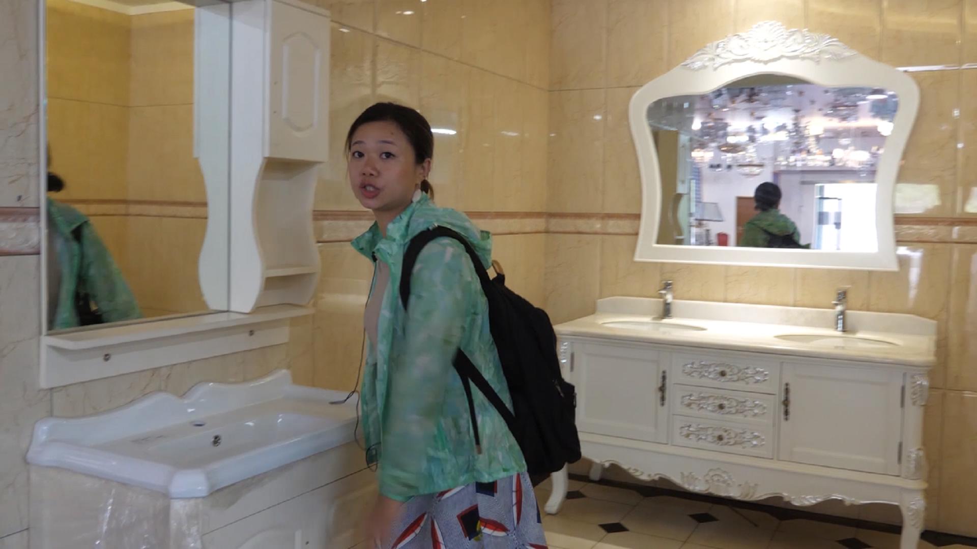 转转中国人在非洲的建材市场，全国规模最大，一张床2400块算便宜