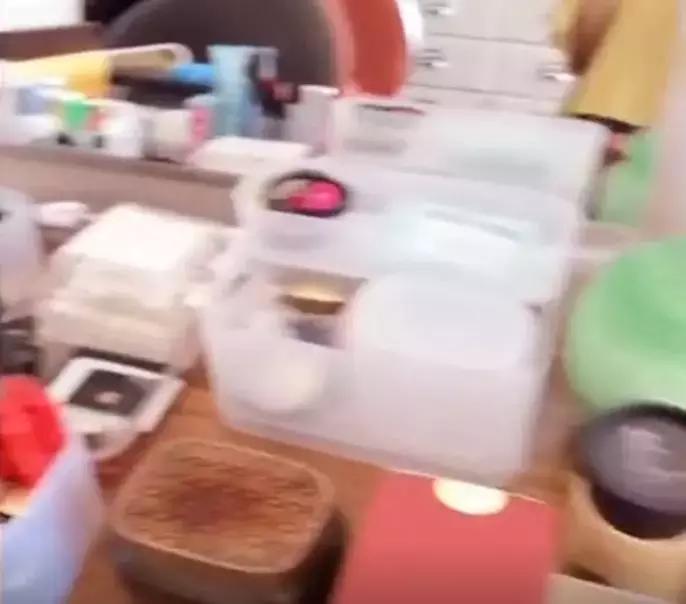 拥有上千支口红的李佳琦如果失去它,估计在家会崩溃吧!