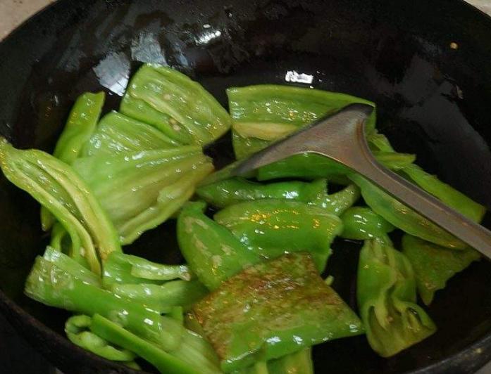 虎皮青椒怎么做不会爆炸,做的虎皮青椒太辣怎么办