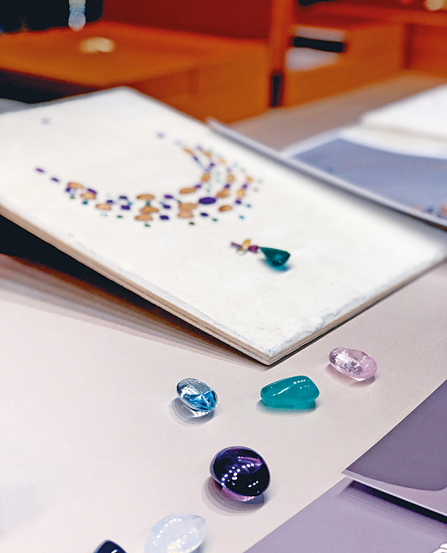 赏心悦目色彩斑斓,瑰丽彩宝唇膏