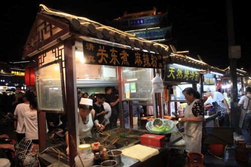 这座城以夜市美食闻名，传承千年彻夜灯火，通明人山人海