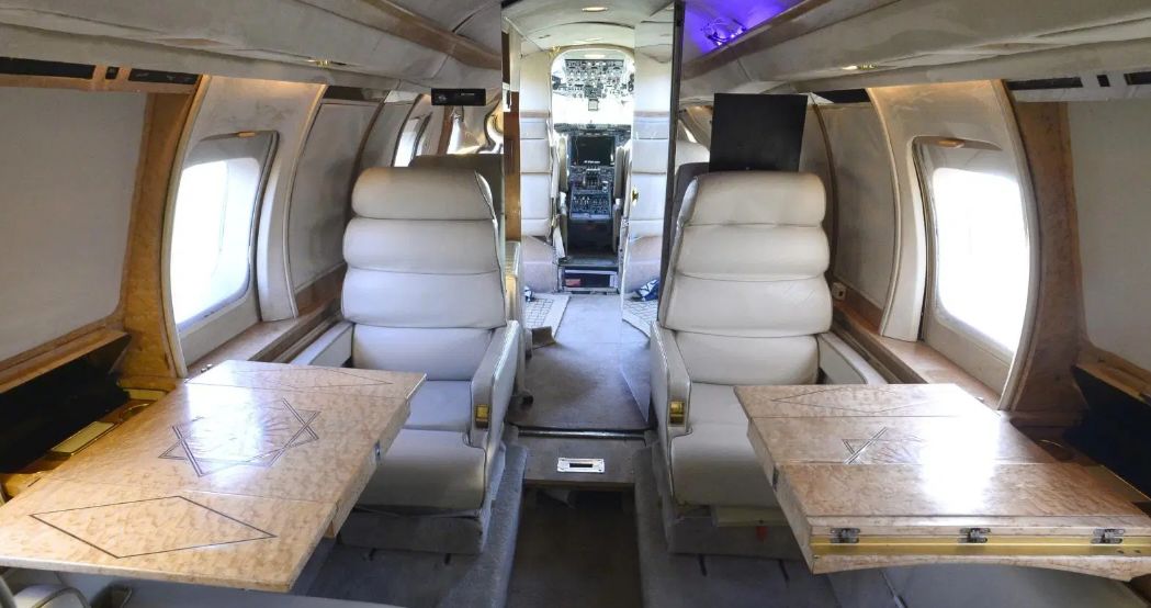 疫情肆虐，穷人无处可逃，富人们订私人飞机，请私人医生检测