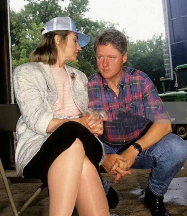 希拉里有多强势?坐在椅子上翘着二郎腿,教蹲在脚边的克林顿做事