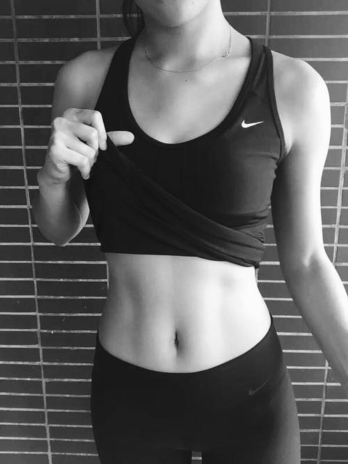 练腹肌一个动作就能练出八块腹肌,一分钟教你练出八块腹肌