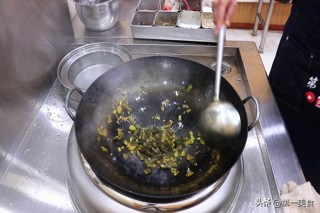 酸菜鱼的酸菜怎么做才很脆,做酸菜鱼要不要将酸菜煮一会捞起