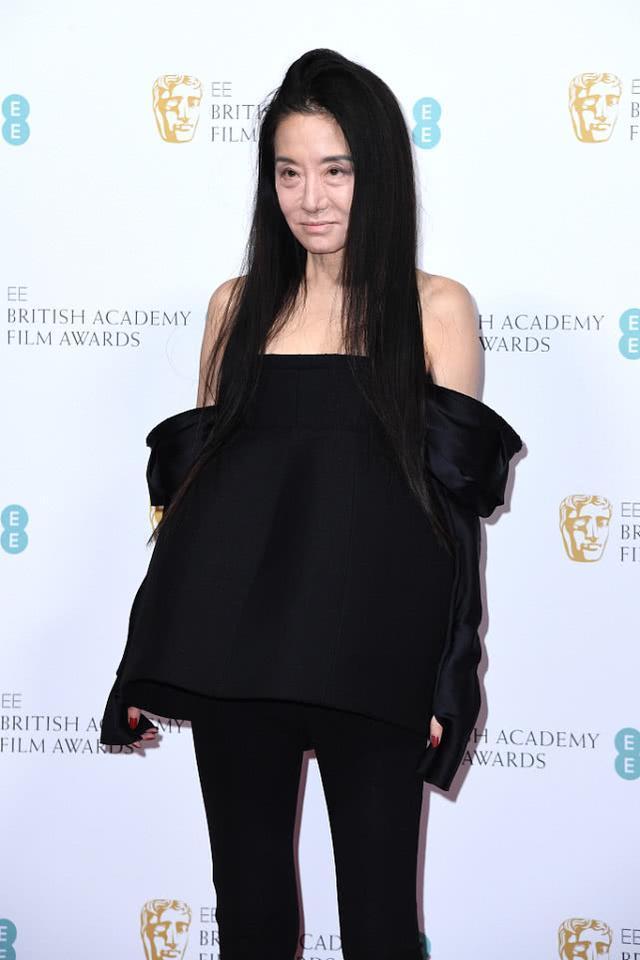 婚纱女王也老了，70岁王微微穿露肩衫喇叭裤，面容松弛依旧时髦