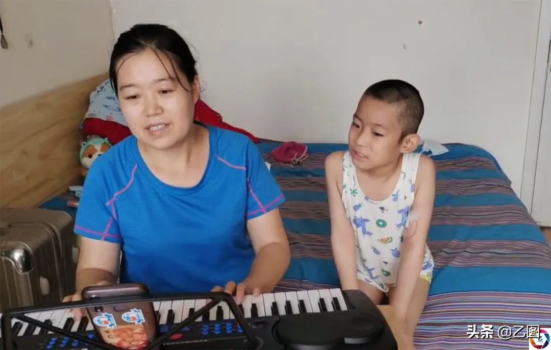 出租房唱歌女孩,出租房弹钢琴的孩子