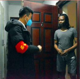 锦旗背后的温馨故事,锦旗背后的故事医护人员