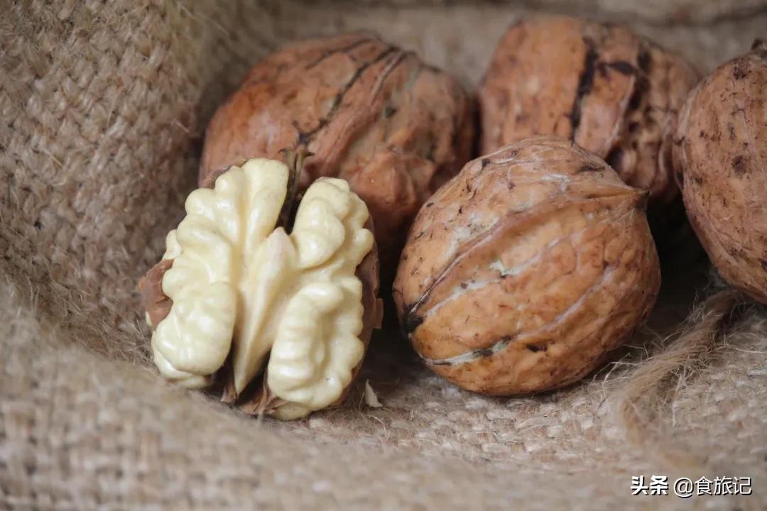 大凉山自然成熟的绿皮核桃,大凉山去青皮鲜核桃果肉饱满