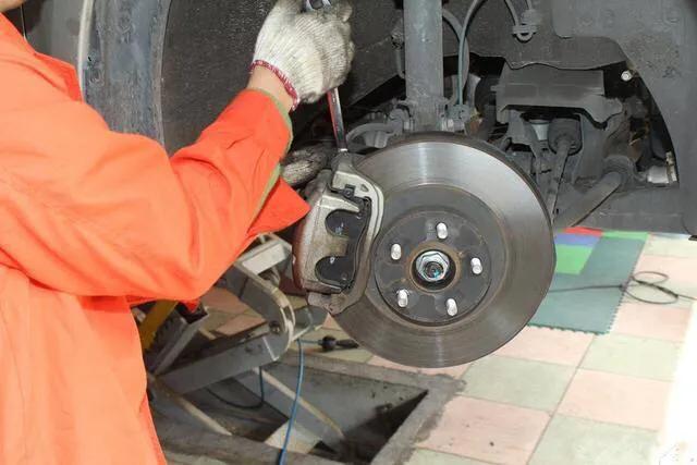 天气冷刹车片冒烟怎么办,汽车刹车片温度过高怎么回事